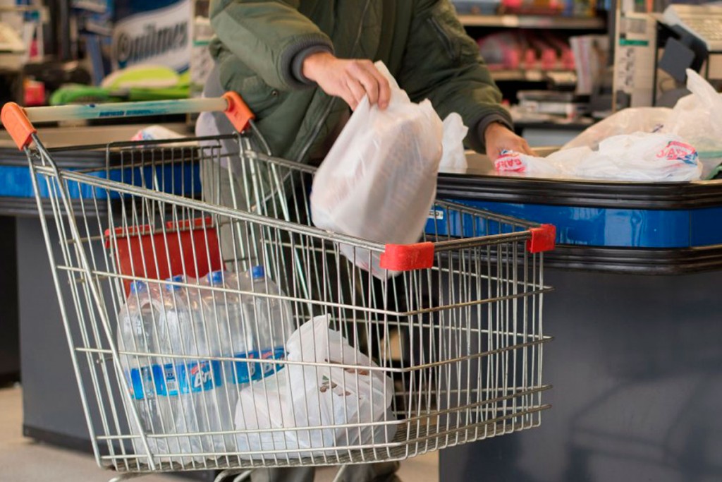 Els comerços hauran de cobrar les bosses de plàstic d’un sòl ús que lliurin als clients